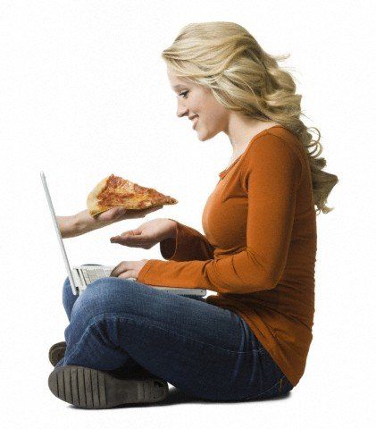 femme commandant une pizza en ligne