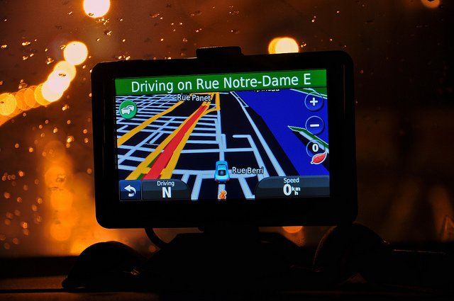 Photo d'un GPS en voiture, de nuit.