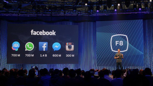 Mark Zuckerberg pendant une conférence sur Facebook