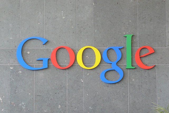 Photo du logo Google sur un mur