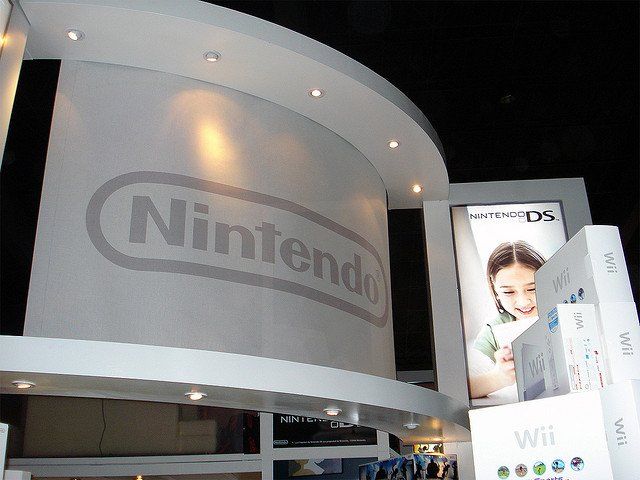 Une exposition Nintendo, avec Nintendo inscrit en grosses lettres sur fond blanc.