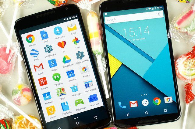 Deux smartphones qui utilisent des applications Google.