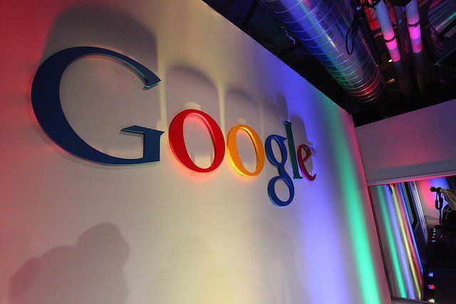 Logo Google sur un mur avec quelques néons.