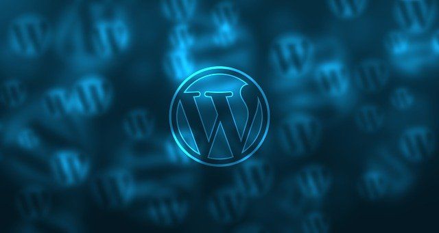 Le logo du système de gestion de contenu web WordPress, sur fond bleu.