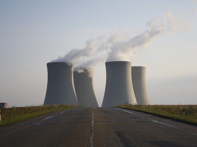 Des réacteurs nucléaires produisant de la fumée.