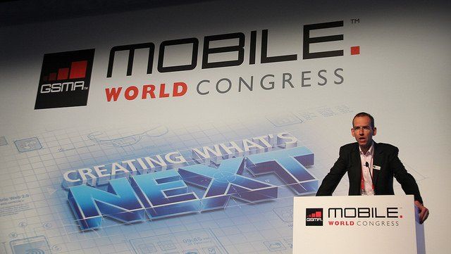 Un homme s'exprime à un pupitre lors du Mobile World Congress de Barcelone.