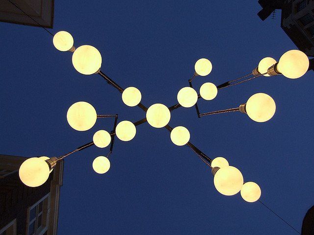 Luminaire dans la rue.