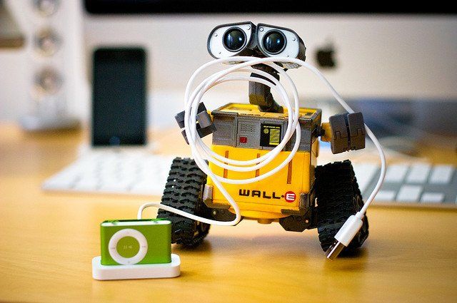 Le robot Wall-E avec un chargeur d'iPod dans les "bras".