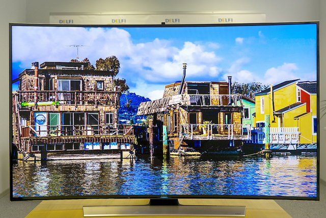 Ecran de télévision haute définition incurvé.