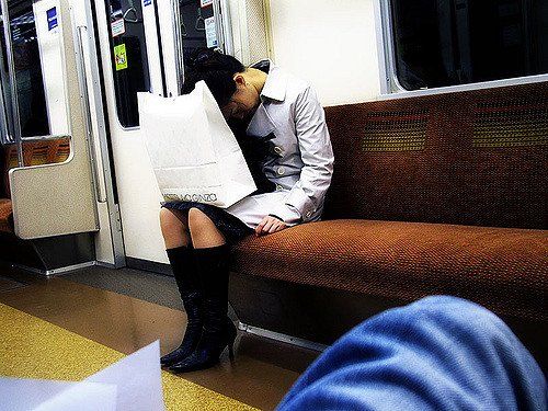 Femme endormie dans le métro de Tokyo.