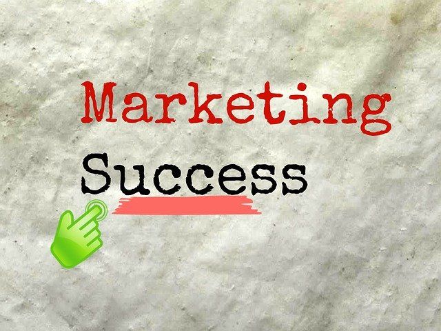 Papier sur lequel il écrit "marketing success", ou "succès marketing", en français.