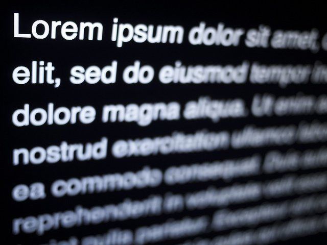 Écran noir recouvert du texte Lorem ipsum en blanc.