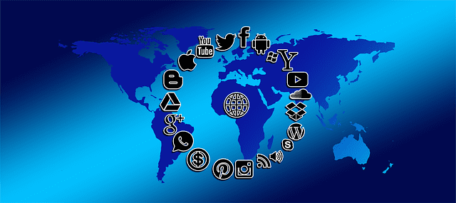 Carte du monde et symboles de réseaux sociaux.