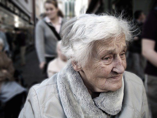 Une femme âgée atteinte d'Alzheimer.