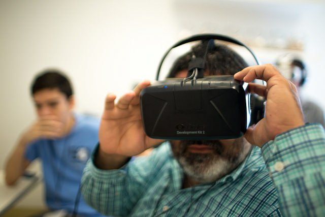 Un homme porte un casque de réalité virtuelle Oculus Rift.