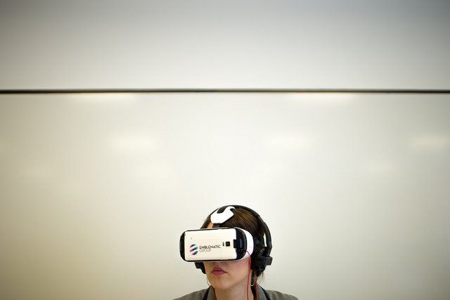 Femme avec un casque de réalité virtuelle sur les yeux. 