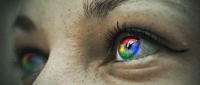 Visage de femme avec les couleurs de Google dans l’œil.