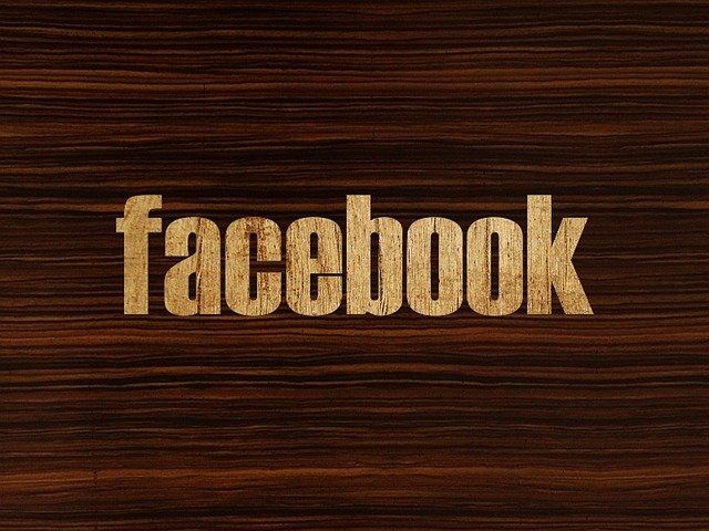 Effet : le mot Facebook gravé sur du bois.