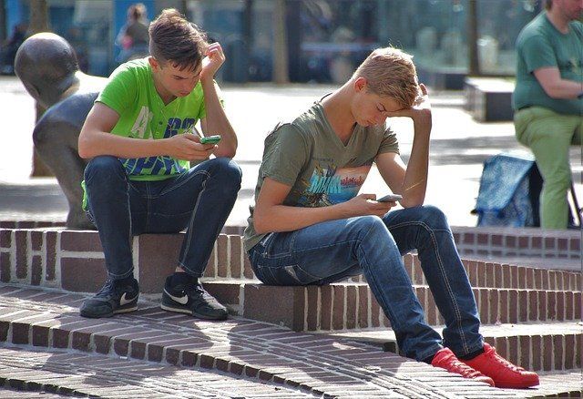 Jeunes hommes en train de jouer à Pokémon Go.