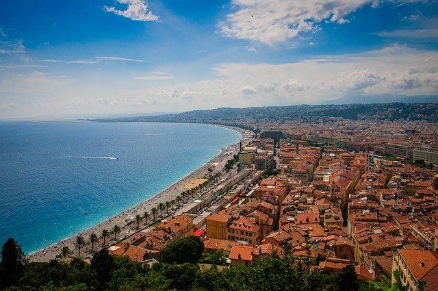 Vue sur Nice, ses constructions et son bord de mer.