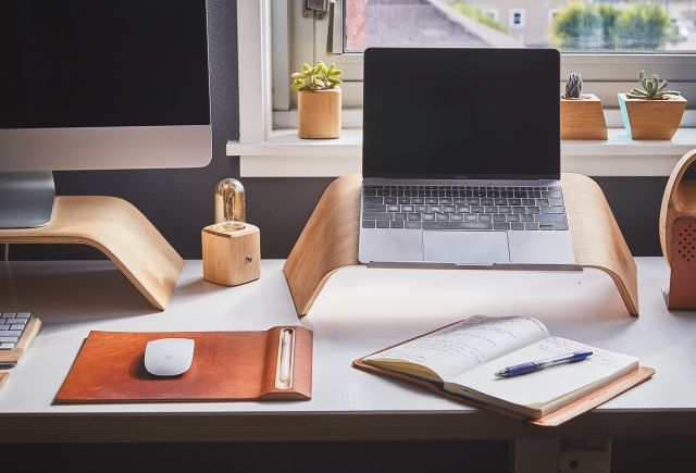 ordinateur posé sur un bureau.