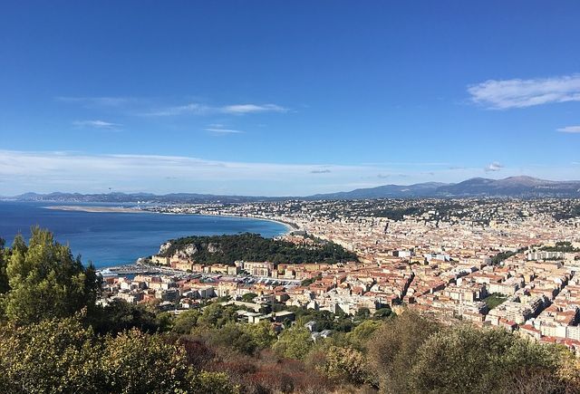 Vue sur la mer depuis les hauteurs de Nice.